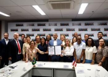 Jerônimo Rodrigues encaminha à Alba projeto de lei que garante piso do magistério acima do nacional | SECOM