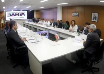 Riacho de Santana recebe ônibus escolar, ambulâncias e investimentos na pavimentação do Governo do Estado | SECOM