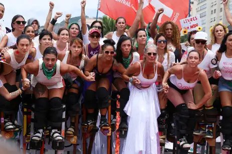 Tomaz Silva/Agência Brasil Rio de Janeiro (RJ), 08/03/2026 – Ato do Dia Internacional da Mulher ocupa a praia de Copacabana, na zona sul do Rio, pedindo o fim das violências contra as mulheres. Foto: Tomaz Silva/Agência Brasil