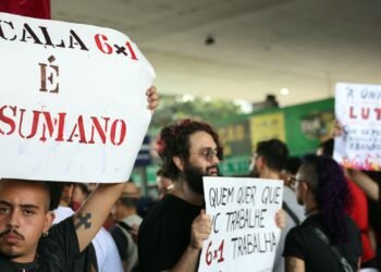 Oito em cada 10 brasileiros de até 40 anos defendem fim da escala 6x1