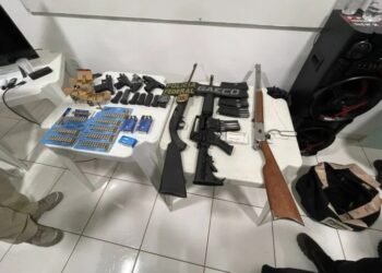 Operação prende 7 integrantes de facção, 3 na Bahia, e apreende armas e veículos