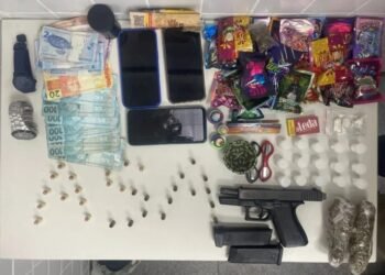 PM prende suspeitos com arma de fogo e drogas no interior