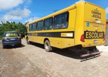 Ônibus escolar é apreendido por desvio de finalidade em cidade baiana
