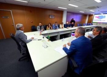 Governador recebe prefeito de Manoel Vitorino e discute investimentos para o município | SECOM