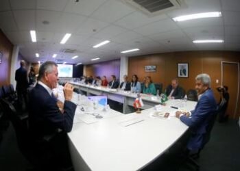 Reunião na Governadoria garante ambulâncias e mais de R$ 36 milhões em investimentos para Valente | SECOM