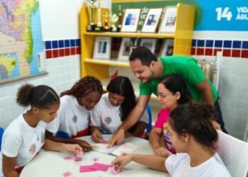 Estudantes criam álbum de figurinhas para valorizar mulheres cientistas | SECOM