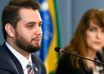 Moraes manda Filipe Martins voltar para presídio no Paraná
