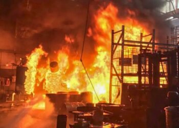 Grande incêndio atinge distribuidora de tintas em Diadema (SP)