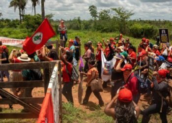 Contra violência e por reforma agrária, mulheres do MST ocupam terras
