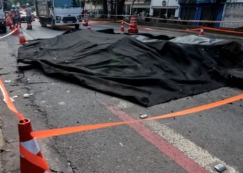 Explosão abre grande buraco na Rua da Consolação em São Paulo