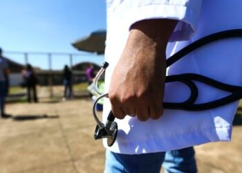 MEC pune mais de 50 cursos de medicina por desempenho insuficiente