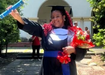 Mulher trans chega à universidade 25 anos após violência na escola