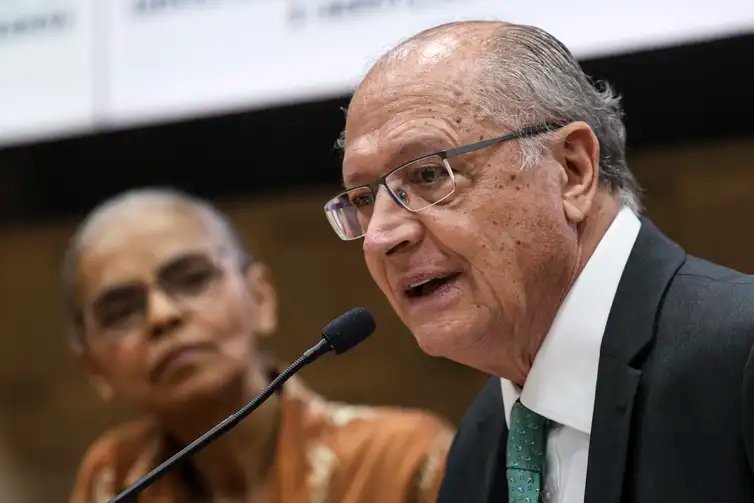 Brasília (DF), 01/04/2026 - A ministra do Meio Ambiente e Mudança do Clima, Marina Silva, e o vice-presidente da República, Geraldo Alckmin, participam do lançamento do Plano Nacional de Desenvolvimento da Bioeconomia (PNDBio), que marca uma virada na estratégia de desenvolvimento do país ao posicionar a biodiversidade como ativo econômico. Foto: Marcelo Camargo/Agência Brasil