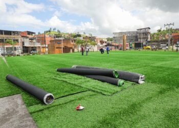 Prefeitura inicia instalação de grama sintética no campo da Urbis 2 – Prefeitura Municipal de Candeias.
