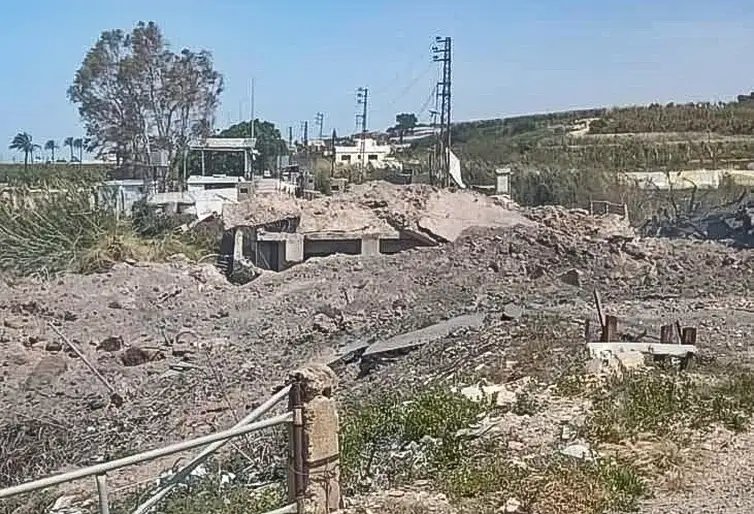 17/04/2026 -  Israel bombardeou a última ponte que restava sobre o Rio Litano, a Ponte de Qasmiyeh, isolando a região ao Sul do resto do país, impedindo a conexão entre as cidades de Tiro e Sidon. . Foto: Defesa Civil do Líbano 