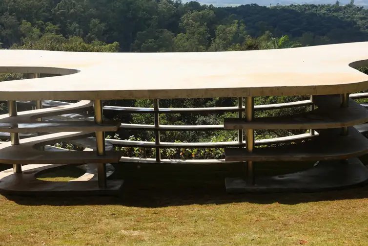 Brumadinho, (MG), 24/04/2026 – A instalação Contraplano, de Lais Myrrha em comemoração aos 20 anos do Instituto Inhotim, em Brumadinho (MG). Foto: Tomaz Silva/Agência Brasil