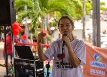 Técnicos de saúde debatem sobre a doença de Chagas em praça pública – Prefeitura Municipal de Candeias.