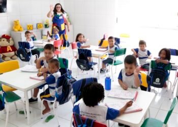 Uma em cada 10 crianças de 4 e 5 anos não vai à escola e em 876 cidades