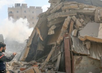Israel mantém bombardeios no Líbano após cessar-fogo