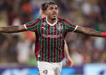 Flu bate Corinthians no Maracanã e assume vice-liderança do Brasileiro