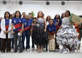 Arte, ciência e papel feminino na defesa do meio ambiente marcam desfile em colégio estadual de Salvador | SECOM