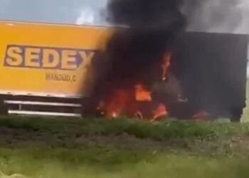 Carreta dos Correios pega fogo na BR-324 e causa lentidão na via
