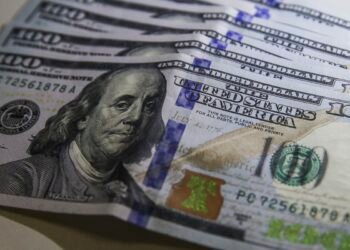 Dólar cai para R$ 4,95 e fecha no menor valor em dois anos