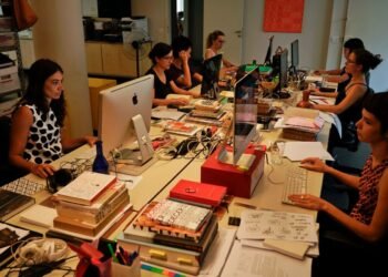Emprego feminino aumenta 11%, mas desigualdade salarial persiste