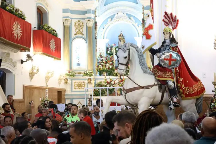 Rio de Janeiro, 23/04/2026 - Toque da alvorada e missa solene em honra a São Jorge, padroeiro do Estado do Rio de Janeiro, em frente ao Santuário de São Jorge e São Gonçalo Garcia no centro. Foto: Rovena Rosa/Agência Brasil