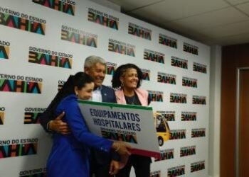 Governo se reúne com prefeita de Dário Meira e entrega veículos | SECOM