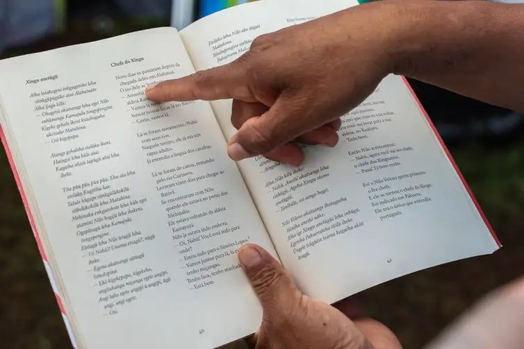 Brasília (DF), 08/04/2026 - O escrito indígena Yamaluí Kuikuro Mehinaku, durante entrevista para Agência Brasil, no Acampamento Terra Livre.
Foto: Valter Campanato/Agência Brasil