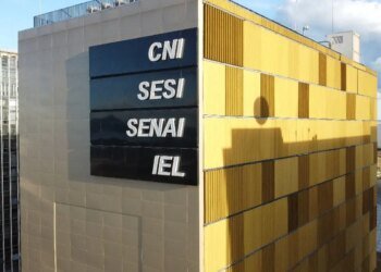 Indústria fatura 4,9% mais em fevereiro, mas continua em queda anual
