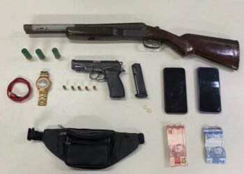 PM prende um suspeito ferido e aprende armas de fogo, dinheiro e drogas na Bahia