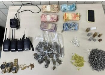 PM apreende adolescente com drogas na Bahia