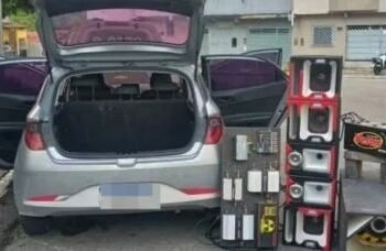 Denúncia de poluição sonora termina com apreensão de arma, drogas e dinheiro na Bahia