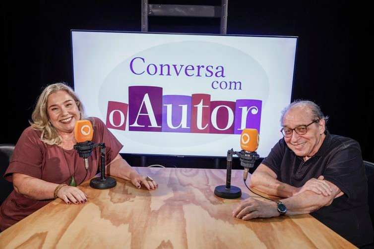 Fernando Frazão/Agência Brasil Rio de Janeiro (RJ), 10/04/2026 foto feita em 02/03/2026 – O escritor Ruy Castro grava programas na Rádio MEC, com a esposa e jornalista Heloísa Seixas, e o programa Conversa com o Autor, com a jornalista Katy Navarro. Foto: Fernando Frazão/Agência Brasil