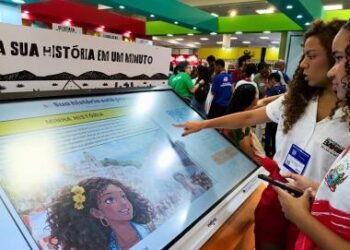 Totem com inteligência artificial é destaque do estande do Governo, na Bienal do Livro da Bahia | SECOM