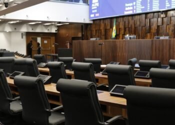 Proposições legislativas sobre IA favorecem controle e vigilância