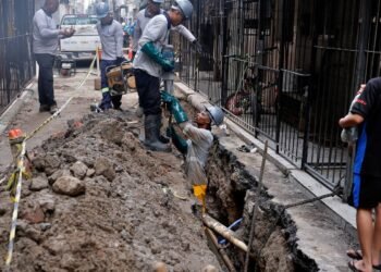 Professora alerta para endividamento com taxa de água e esgoto na Maré