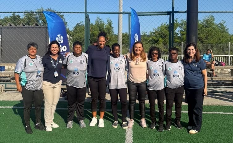 Fanta (terceira da esquerda para a direita) - ex-jogadora da seleção feminina de futebol de 1988