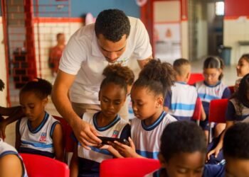 SEDUC usa tecnologia como aliada e fortalece o ensino-aprendizagem nas escolas do município – Prefeitura Municipal de Candeias.