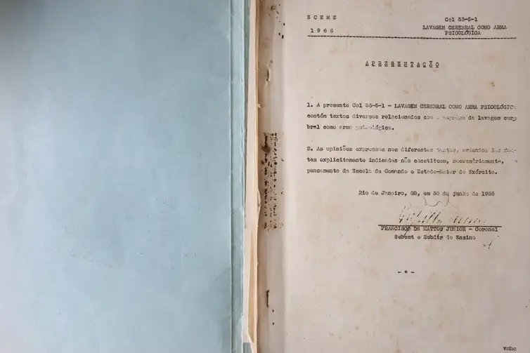 Rovena Rosa/Agência Brasil Rio de Janeiro (RJ), 15/05/2026 - Reprodução de documentos inéditos da ditadura militar que tinham sido roubados e escondidos pelo coronel do Exército Cyro Etchegoyen foram expostos pela jornalista Juliana Dal Piva em documentário. Foto: Rovena Rosa/Agência Brasil