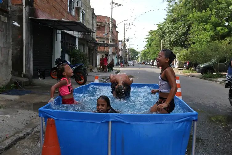 Rio de Janeiro (RJ), 16/11/2023 - Moradores do Complexo da Maré se refrescam com chuveiros e piscinas improvisadas nas ruas da comunidade. A sensação térmica na cidade do Rio de Janeiro voltou a superar os 50 graus Celsius (°C), com a onda de calor que atinge boa parte do Brasil. Foto: Tânia Rêgo/Agência Brasil