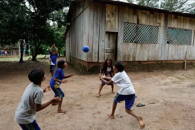 Juara (MT), 08/04/2025 – Crianças indígenas brincam com bola na aldeia Pé de Mutum, Terra Indígena Japuíra, do Povo Rikbaktsa. Foto: Fernando Frazão/Agência Brasil