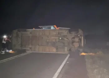 Van que levava banda de cantor capota em rodovia baiana