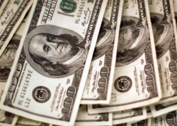 Dólar cai para R$ 5 e bolsa sobe com alívio no Oriente Médio