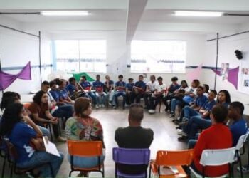 Roda de conversa e incentivo à leitura abrem o Maio Antirracista, evento do Colégio Estadual Clarice Santiago dos Santos | SECOM