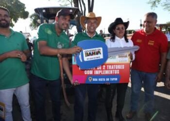 Entrega de equipamentos agrícolas fortalece o desenvolvimento rural de Boa Vista do Tupim | SECOM