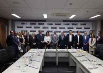 Governador discute avanços dos investimentos em sustentabilidade na Bahia com embaixador dos Emirados Árabes | SECOM