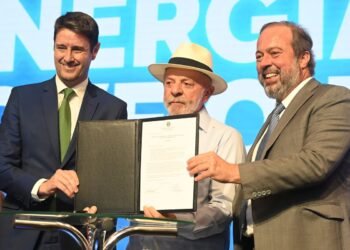 Governo renova contratos com distribuidoras de energia em 13 estados